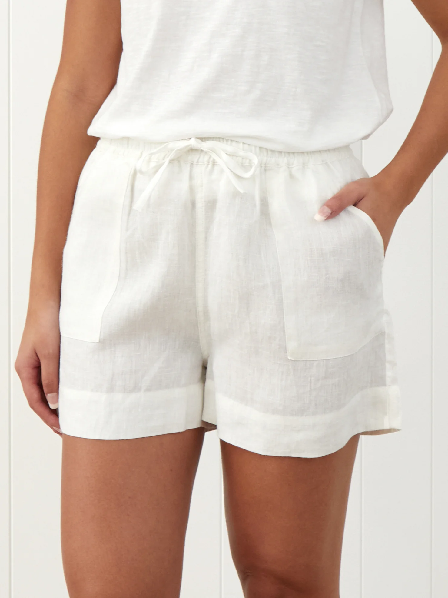 Amalfi Linen Shorts in White - Image 3