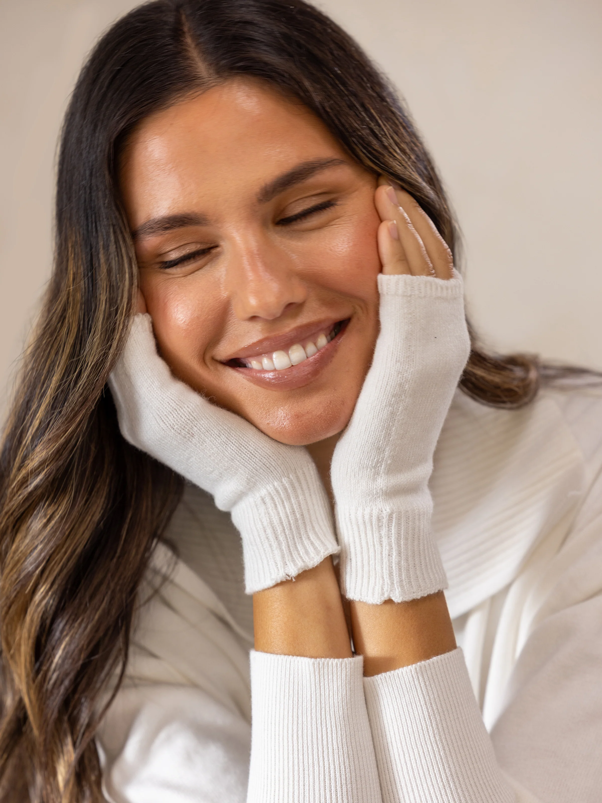 Cotton Cashmere Hand Warmers in Ivory - Image 3