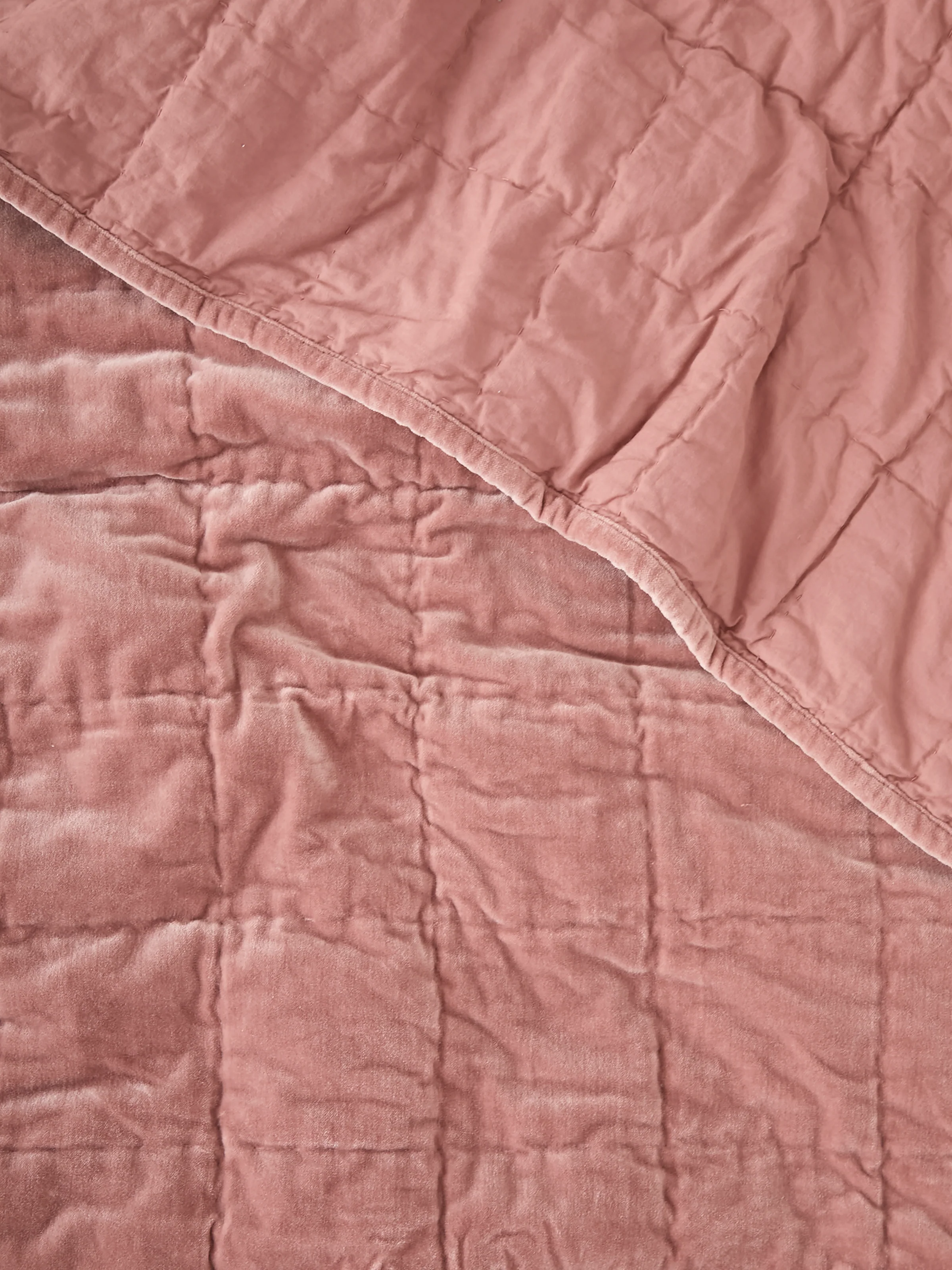 Maison Velvet Quilt in Rose - Image 4