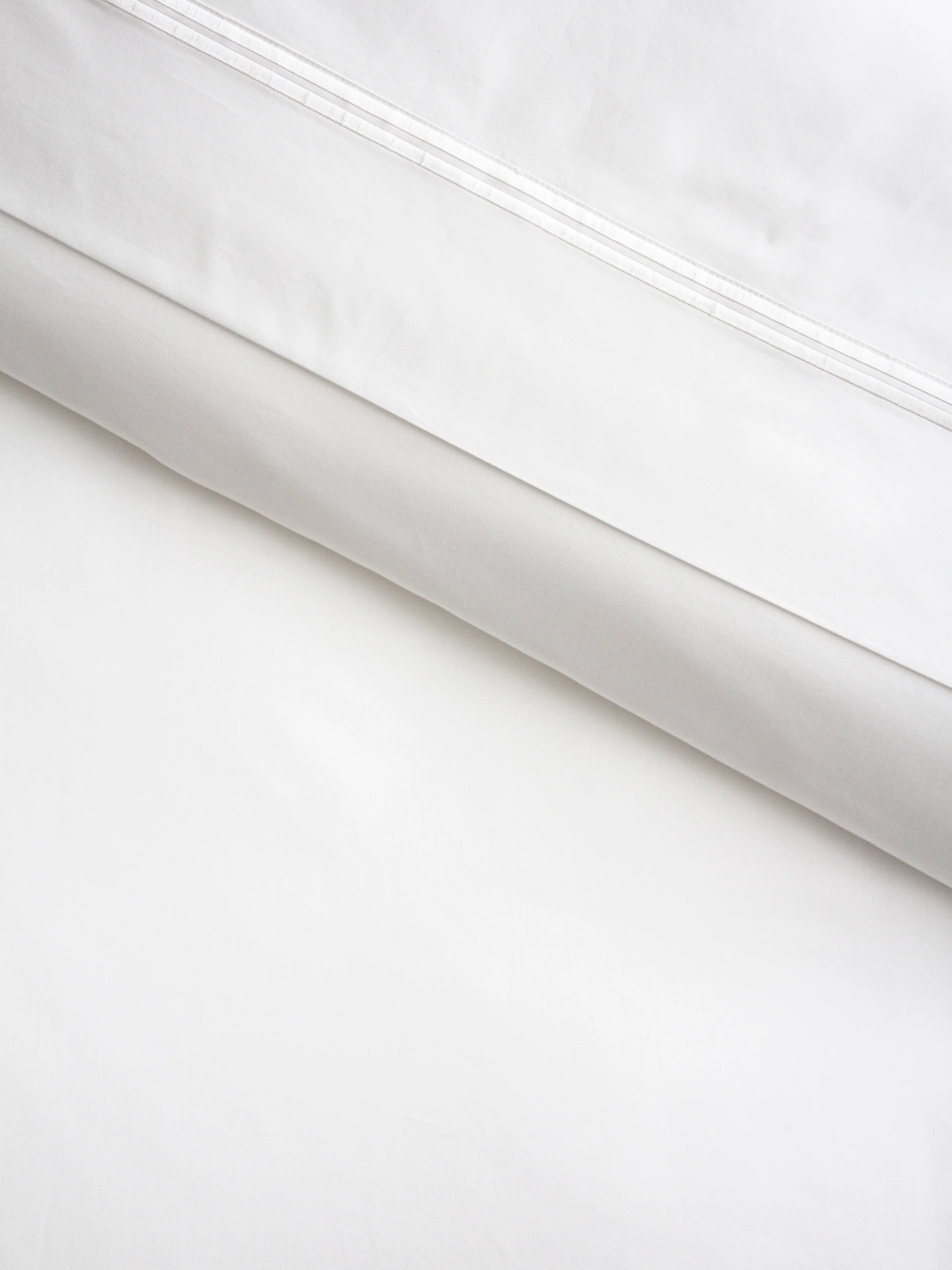 Monarch Long Duvet Cover Set in White White - Image 3