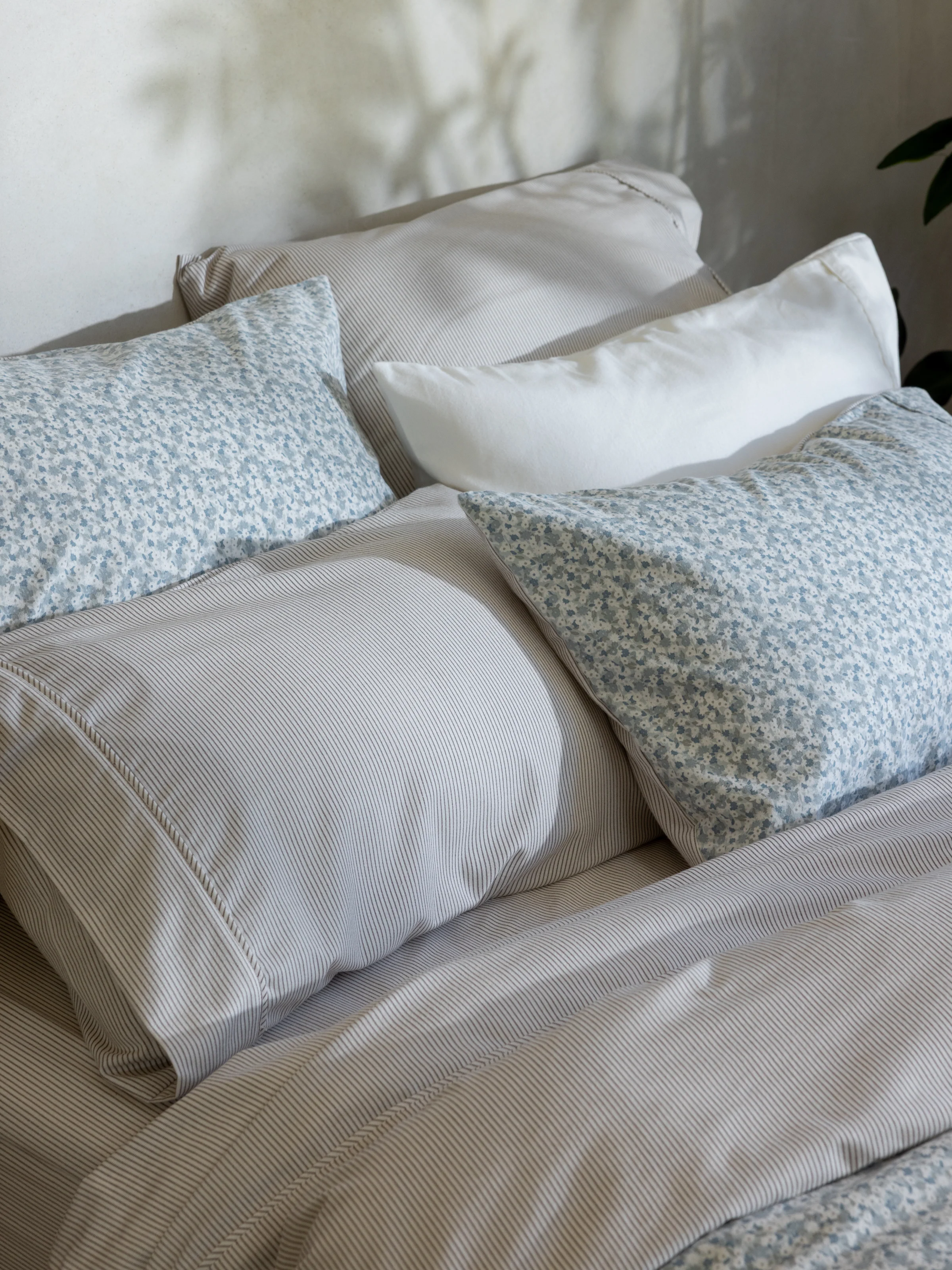 Pinnacle Flannel Sheet Set in Floral - Image 2